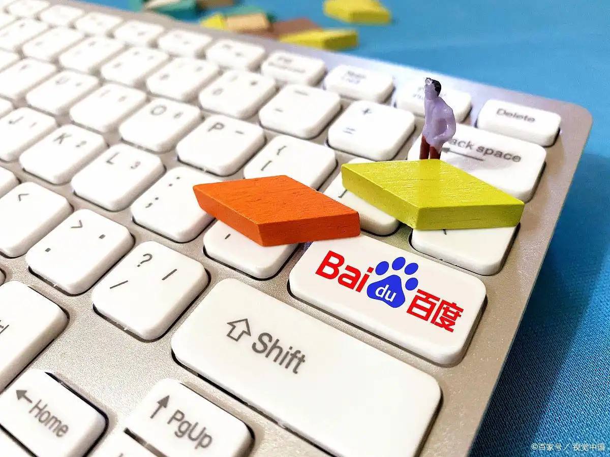 女子耳骨增生自己用钳子剪掉